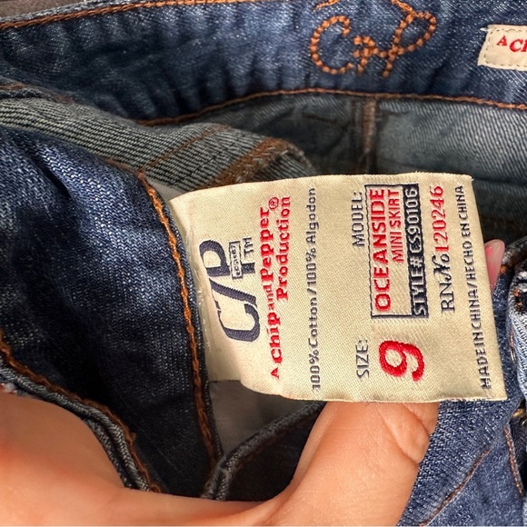 Chip & Pepper Oceanside Denim Mini Skirt Low Rise Raw Hem Medium Wash Jrs 9 Y2K - Picture 7 of 12